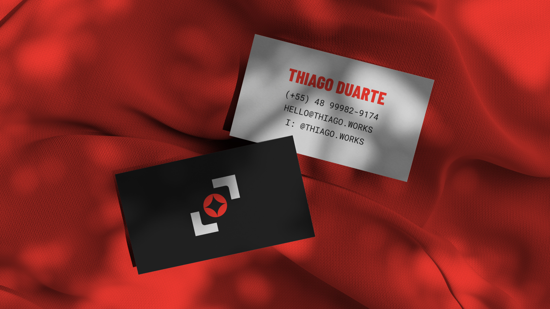 Cartões de visita sobre tecido vermelho