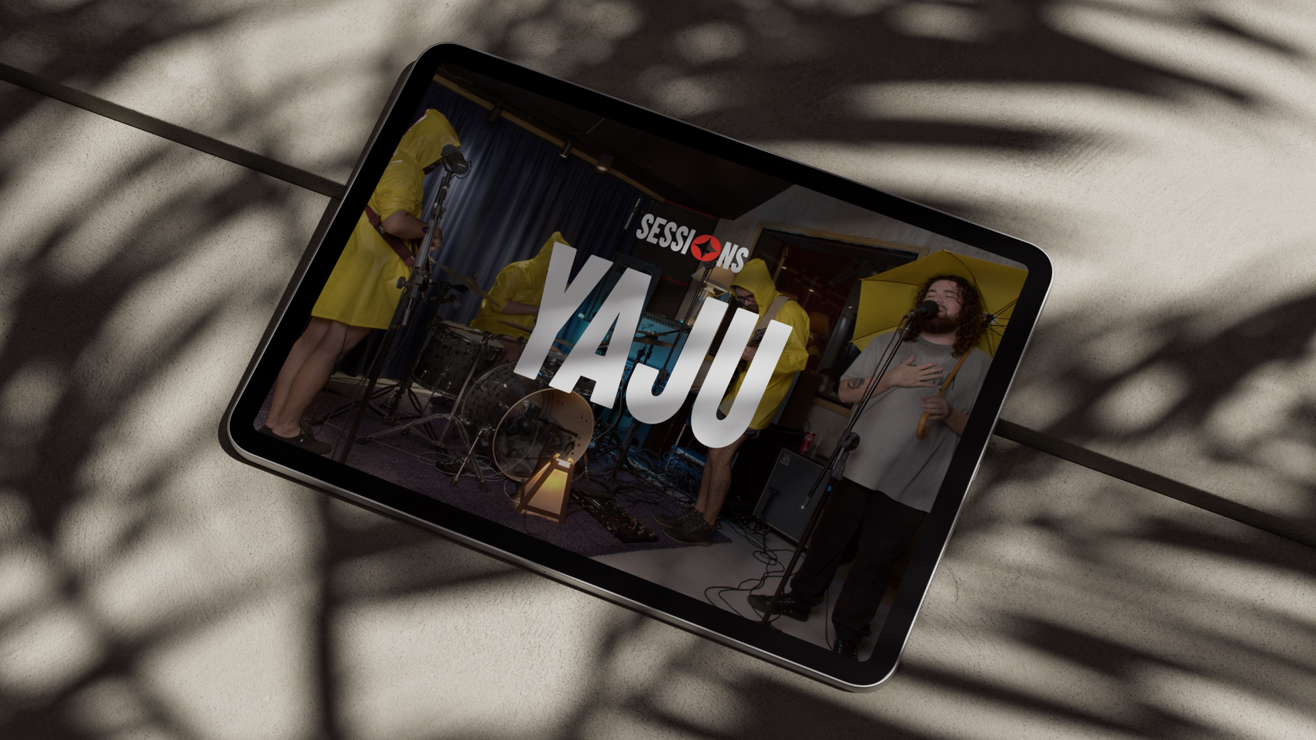 Tablet com vídeo da sessão da banda Yaju