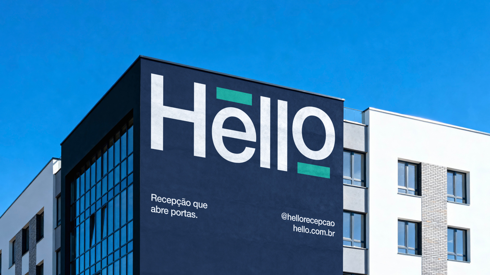 Logotipo Hello na fachada de um prédio